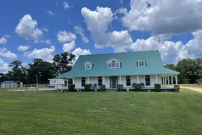 Image de Gated Farmhouse on 93 acres pool & access to red creek from property.
