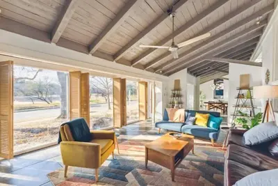 Image de Mid- Century Modern Home