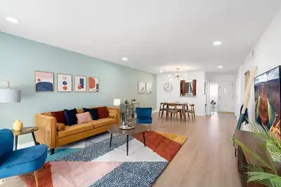 Image de Mid-Century Condo w/ Pool; Walk to Old Town; Mall