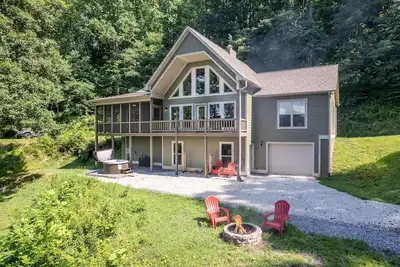 Image de Family cabin with hot tub, mountain views, game room, near National Park!