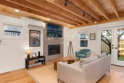 Image de Ballard Locks & Market St | Fire Pit Courtyard · Chef's Kitchen | Designer Loft