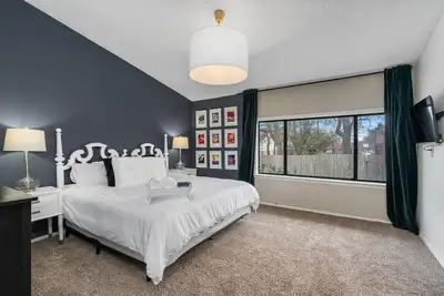 Image de Austin Close, Family Friendly, Game Room, King Bed, Personality +!