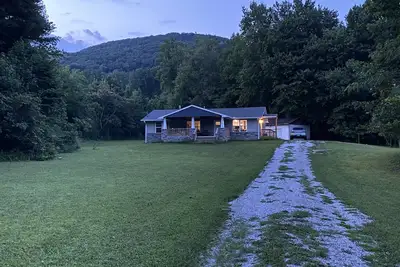 Image de Trailer and pet-friendly! Hot tub! Minutes to Windrock and Frozen Head!