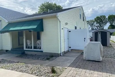 Image de Updated 2 Bed, 1 Bath Village Green Quad