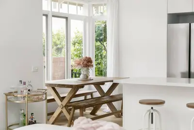 Image de Stylish Port Melbourne Townhouse Drenched in Luxury
