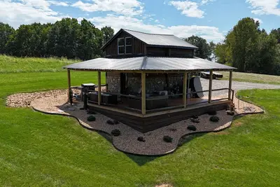 Image de Rustic Tobacco Barn Cabin in the heart of Yadkin Valley Wine Country