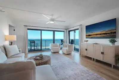 Image de Updated direct oceanfront condo with spacious balcony, heated pool and beach access