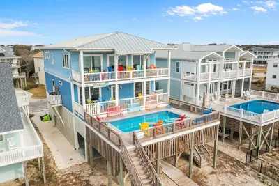 Image de Spectacular Oceanfront Home w/ Private Pool & Elevator Overlooking the Pier