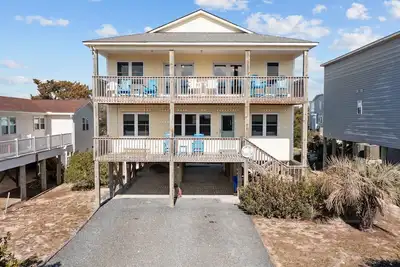 Image de Close to Beach Access w/ 2 Large Living Areas & 2 Partial Ocean View Balconies