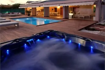Image de Villa Indigo - La Coulée Bleue, piscine, spa, jardin, 8 personnes