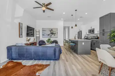 Image de The Urban Muse~Downtown| Med Center| Nrg