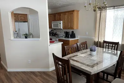 Image de 3 bedroom, 2. 5 bathroom Town Home with a 2 car garage at the Maples