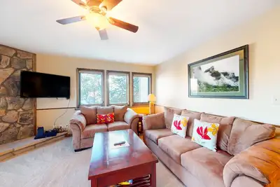 Image de Spacious condo with pool, hot tub, fireplace, washer/dryer & furnished balcony