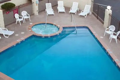 Image de Welcome to Paradise! 2 Relaxing Units with Free Parking! Outdoor Pool, Hot Tub