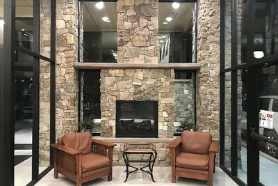 Image de Enjoy a Hassle-Free and Suiting Stay! 4 Convenient Units, Pool, Parking, Hot Tub