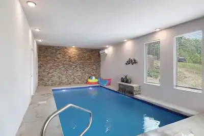 Image de Paradise Pool Lodge, Private Indoor Pool, $560 Free tickets each paid day! ! !