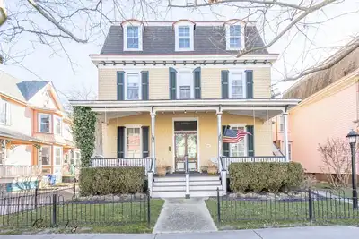 Image de Fabulous Rental Property, “Lilly’s Butterscotch Cottage\", conveniently located near Broadway Beach.