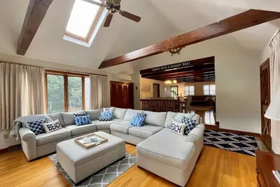 Image de Pet friendly home with large backyard!