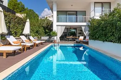Sea Esta Su is an Impressive spacious 3 bed duplex apartment with private pool