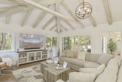 Image de 3877 Sea Esta - Beautifully Remodeled Exclusive Home Near Golfing and the Sea