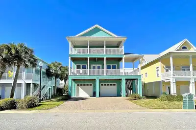 Image de Lovely Double Water Views from this 4 Bedroom Home/Community Pool & Pier!