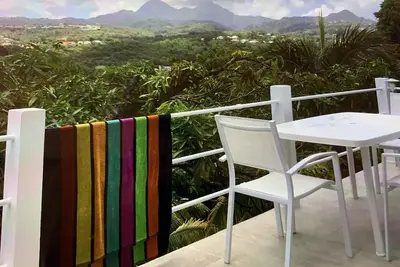 Image de M2 avec terrasse chic et sympa idéal pour un couple. Magnifique vue panoramique.