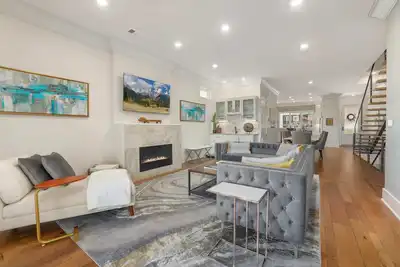 Image de The Roman - Luxury Townhome - 1m to Dt