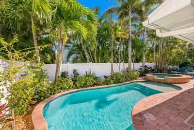 Image de Coastal Home with Pool and Jetted Spa! Close to Beach! - Blue Coral Beach House