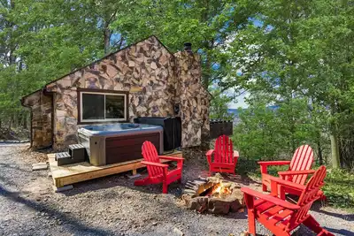 Image de Amazing Views, Hot Tub, Fire Pit, Deck & Fireplace