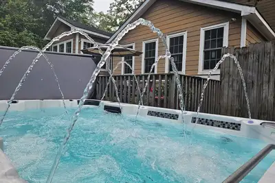 Image de Swim-Spa, 75\" Tv 4Movie Nights, Close2Downtown/Walk2 Restaurants/Shops, Sleeps16