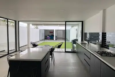 Image de House F - Beautiful House Traditional Facade - Modern Interior