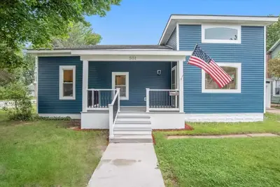 Image de Upscale luxury home just a few blocks from beach