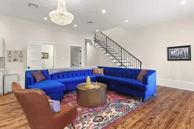 Image de New! Lux 5 bed/3. 5 bath-Walking Distance to Fq!