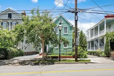Image de Spacious Charleston Style Home, Walk to King!