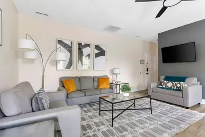 Image de Cheerful 2br Retreat - King Street Location!