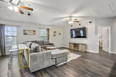 Image de Chic Blaze Getaway: Sleeps 8 + Fire Pit