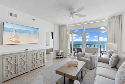 Image de Gulf Front | Fully Renovated | Complementary Beach Service | Pool and Hot Tub