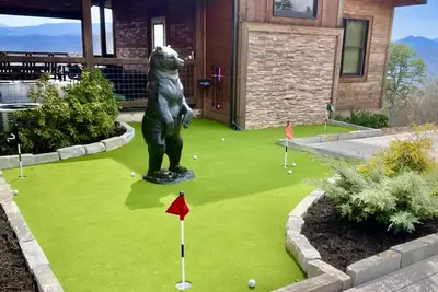 Image de New Putting Green and Bball! Enjoy Fire Pit, 2x Appliances, Theater, Game Rm and Ev