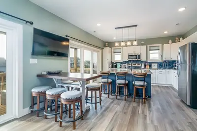 Image de Ocean Views, Brand New, < 2-minute walk to Beach, Great Location!