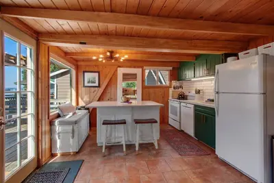Image de Cozy Waterfront Cabin in Kidd Island Bay