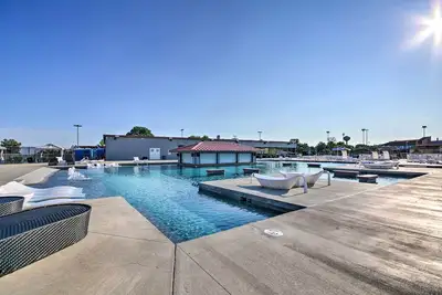 Image de Grill & Community Perks: Lake of the Ozarks Condo!