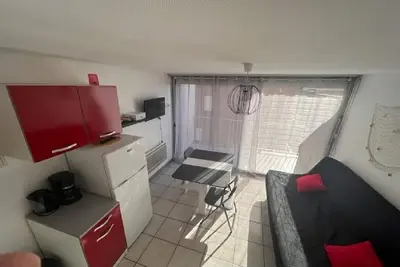 Image de Studio Cabine idéalement situé à 50 mètres de la plage et commerces