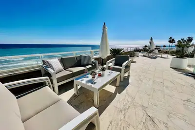 Image de New Listing, Unique apartment beachfront. Large terrace to the sea