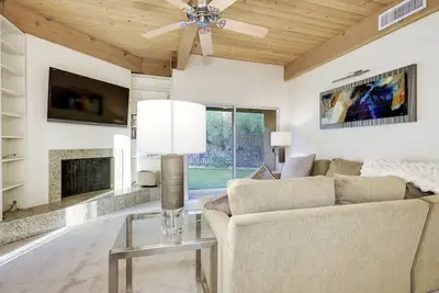 Image de Luxury home with spectacular views. Very private and convien location