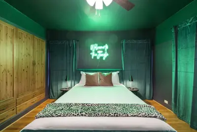 Image de Glam Getaway~10 min to Downtown~Sleeps 9!