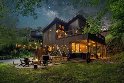 Image de Distinctive 2-Bedroom Cabin Retreat