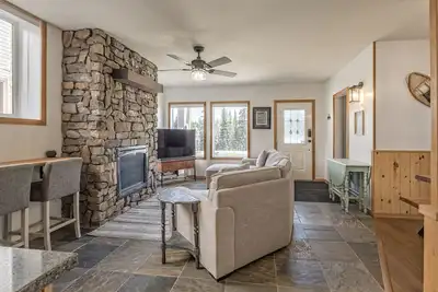 Image de Perfect Family Suite, close to the village, ski storage, hot tub and pefriendly!