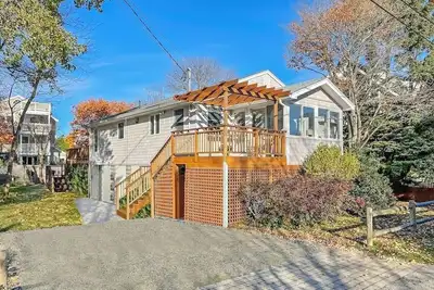 Image de Plaice Cove Home Steps from the Ocean