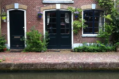 Image de Historic Wharf apartment on the canal in the city center