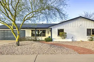 Image de Scottsdale retreat w/ pool & putting green!